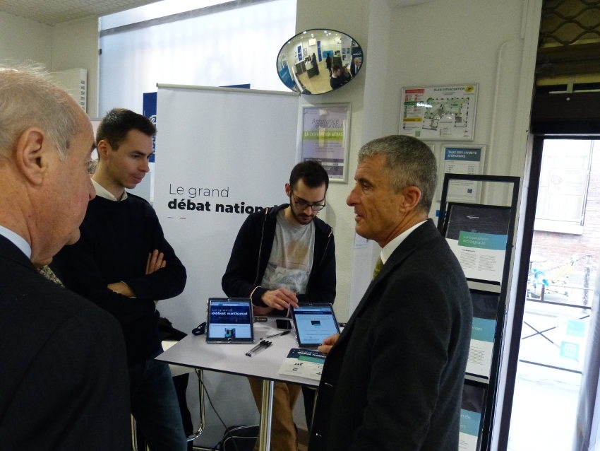 « Implanté dans la cour de La Poste, au cœur d’Auxerre, le stand de proximité spécial « Grand Débat national » a reçu la visite, au matin du jeudi 21 février, du préfet de l’Yonne, Patrice LATRON, et de la secrétaire générale de la préfecture, en charge de la gestion de ce dossier, Françoise FUGIER…Vocation de ce stand itinérant : collecter les suggestions des contributeurs citoyens… ».