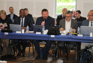 « Entouré de Magloire SIOPATHIS, Crescent MARAULT et Christophe BONNEFOND, le maire de GURGY, Cyril CHAUVOT (au micro) a ouvert les travaux de la session du conseil communautaire de l’Auxerrois, jeudi en début de matinée, accueillis dans sa bourgade. Une opportunité lui ayant permis de jouer l’ambassadeur auprès de ses collègues… ».