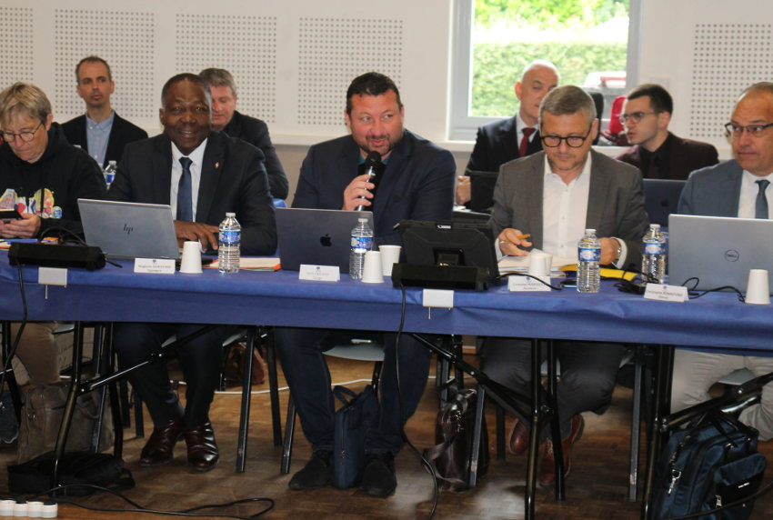 « Entouré de Magloire SIOPATHIS, Crescent MARAULT et Christophe BONNEFOND, le maire de GURGY, Cyril CHAUVOT (au micro) a ouvert les travaux de la session du conseil communautaire de l’Auxerrois, jeudi en début de matinée, accueillis dans sa bourgade. Une opportunité lui ayant permis de jouer l’ambassadeur auprès de ses collègues… ».