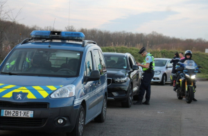 « Deux cents nouvelles brigades de la gendarmerie vont être déployées afin de renforcer l’offre sécuritaire dans les territoires, urbains et ruraux, de l’Hexagone d’ici 2027. Soit le recrutement de 2 144 gendarmes supplémentaires affectés à des missions de protection et de sécurisation des Français. Emmanuel MACRON a décidé de taper du poing sur la thématique de la sécurité ! ».
