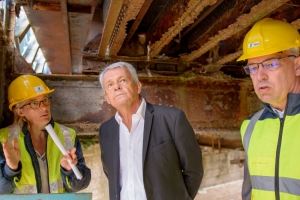 « Accompagné du vice-président du Département Christophe BONNEFOND, le président Patrick GENDRAUD s’est rendu ce lundi matin sur le chantier de la rénovation du pont de Chichée. Un ouvrage dont le tablier a beaucoup souffert ces dernières années… ».
