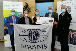 « Rien ne perturbe le Kiwanis d’Auxerre, pas même la COVID ! Le club service dont le leitmotiv est de « servir les enfants du monde » vient de se montrer très généreux envers l’une de ses actions sociales historiques, l’EPNAK IME des Isles. En lui remettant la coquette somme de 3 500 euros… ».