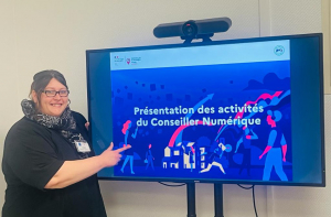 « L’initiative s’inscrit dans le cadre du plan stratégique « La Poste 2030, engagée pour vous » en faveur de l’inclusion numérique. Objectif : créer 4 000 postes de conseillers numériques à l’instar de Mélanie G’SSIR. Chaque année, la lutte contre l’illectronisme suppose accompagner un million de personnes pour l’entreprise au niveau hexagonal… ».