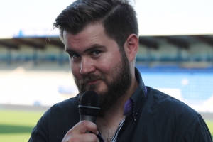 « Apprécié et connu pour ses interventions quotidiennes sur les ondes de France Bleu Auxerre, l’animateur Mathieu MONTELS ajoute une nouvelle corde à son panel de possibilités professionnelles. Il devient la voix officielle de l’AJ Auxerre en qualité de speaker, devant créer l’ambiance et assurer le spectacle… ».