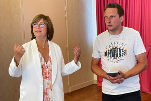 « C’est le peintre en bâtiment qui a la cote au niveau des récompenses en ce mois de juin ! Le jeune Dimitri MORIN vient de réussir la passe de deux à une semaine d’intervalle. Cette fois-ci, c’est la sénatrice Dominique VERIEN qui lui a remis une médaille honorifique du Sénat ! ».