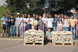 « Les sciences naturelles se vivent par le biais de la pratique intelligente pour les collégiens du groupe scolaire Saint-Joseph-La-Salle ! Les élèves des classes option développement durable de 6ème et de 5ème viennent de réaliser un muret protecteur pour les petits animaux qui vivent sur le site auxerrois… ».