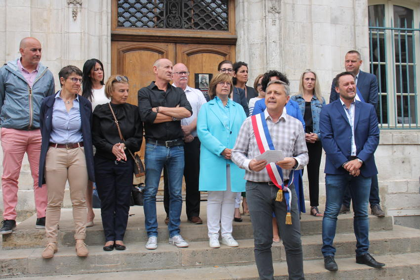 Crescent MARAULT lit l’appel des maires de France à Auxerre : « il ne peut y avoir de justice sans ordre… »