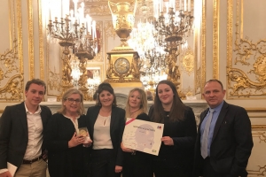 « Le Président de l’Assemblée nationale François de RUGY et la ministre des Outre-Mer, Annick GIRARDIN, remettaient aux côtés d’autres personnalités de l’environnement et de l’écologie ces prix qui distinguent chaque année les collectivités soucieuses de la qualité de vie, du développement durable et de la sauvegarde de la nature. Sens est la seule ville de Bourgogne Franche-Comté bénéficiaire de ce précieux sésame… ».