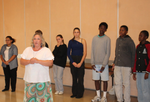 « La cohésion sociale et la découverte de l’autre représentent deux des objectifs de la Masterclass initiée par la Ligue de l’Enseignement de l’Yonne, dans le cadre de son programme national, nouvellement décliné dans l’Yonne, « Jeunes Solidaires Sans Frontières ». Dès octobre, les quinze jeunes concernés par ce projet vivront une nouvelle expérience en Espagne durant une semaine… ».