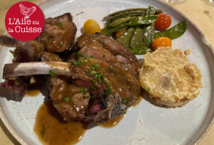 « Le menu proposé est à 15 euros avec entrée, plat et dessert. Simple mais bon ! Avec une salade de cuisses de grenouilles mais aussi carré d’agneau ou rognons de veau, sans parler du dessert. Une étape gourmande à recommander entre Puligny-Montrachet et Chagny… ».