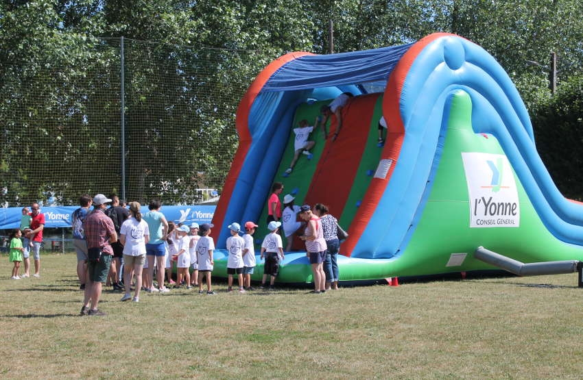 « L’annulation de l’édition 2021 du Yonne Tour Sport a été rendue officielle ce mercredi 31 mars par le Conseil départemental. Son président Patrick GENDRAUD n’avait pas d’autres alternatives que de protéger les populations les plus fragiles en limitant les risques de propagation du virus… ».