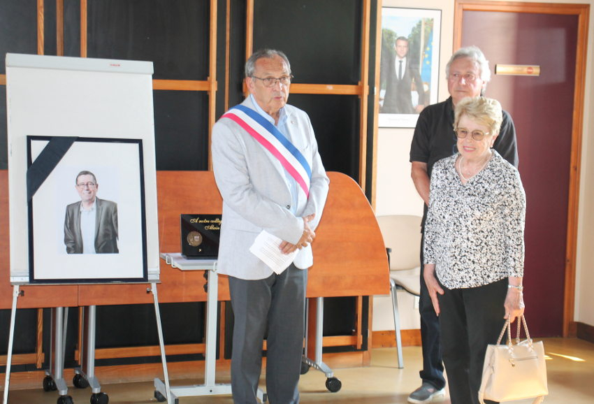 « Disparu il y a quelques jours, Alain CREPIN, a reçu un vibrant hommage de la part de l’édile Dominique CHAMBENOIT et du conseil municipal de Chevannes dont il était l’un des membres, en présence de sa famille recueillie à la mairie. Une courte cérémonie mais chargée d’émotion et de souvenirs… ».