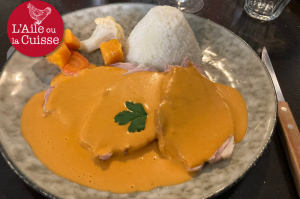 « Servi avec une sauce très onctueuse, le jambon à la Chablisienne est l’une des spécialités de la maison, ce bistrot au charme d’antan à fréquenter à Champs-sur-Yonne sans modération ! ».