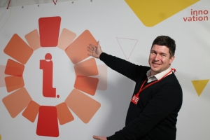 « Tel un astre solaire qui darde de ses rayons bienveillants un système de planètes évoluant autour de lui, IDX PROD accueille dans son nouvel espace de 500 mètres carrés de jeunes entrepreneurs faisant montre de créativité et ingéniosité. Objectif : développer un concept novateur où la mutualisation des savoirs et des compétences deviendrait la priorité. Conscient que le monde du travail et de l’entreprise est en perpétuel mouvement, Yannick DAVOUSE n’en poursuit pas moins l’essor de sa structure qui prépare de nouvelles innovations dans le domaine de l’holographie et de la réalité virtuelle au cours de ce printemps… ».