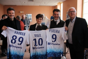 « De passage à Auxerre, le temps d’une présentation de son documentaire sur les coulisses du football, le journaliste vedette du « Canal Football Club » Hervé MATHOUX, invité par AJA Association et son président Alain GEHIN, a pu échanger avec ses hôtes du lycée Vauban, Capucine VIGEL, responsable d’établissement, et Olivier PEREIRA, son adjoint… ».