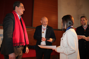 « De bronze, d’argent ou d’or, les médailles du concours « Un des Meilleurs apprentis de France », sélection départementale et régionale, ont été distribuées lors de la cérémonie officielle très suivie à une kyrielle de jeunes Icaunais qui représente la relève de l’artisanat par le MOF Marc LABARDE et les élus… ».