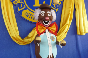 « Qu’il s’agisse d’un clown ou d’une énorme cloche, tout ce qui sera présenté lors de ce salon très prisé des Sénonais a pour matière première le cacao, transformé en excellent chocolat. Le Lions Club de Sens reversera les bénéfices de la manifestation à la structure associative « Enfants Cancer Santé »… ».