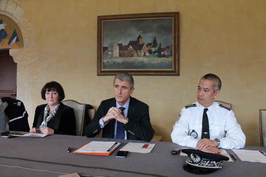 « La coordination entre les différentes structures des forces de l’ordre et la coopération opérationnelle qui en découle seront les axes stratégiques essentiels du préfet de l’Yonne Patrice LATRON dans sa lutte contre la délinquance en 2018. Mais, la participation citoyenne aura aussi son rôle à jouer avec l’extension du dispositif à une centaine de communes. Quant aux violences faites aux femmes, elles entraînent le recrutement d’une coordinatrice départementale liée à la prévention… ».