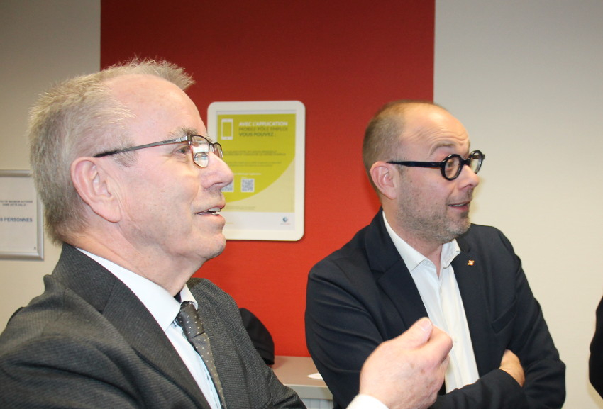 « Vice-président en charge des finances, de l’emploi, du développement économique et de l&#039;économie sociale et solidaire à la Région, Nicolas SORET (en arrière-plan), aux côtés de Pascal GERMAIN, président de la CC Avallon Vézelay Morvan, se félicite que l’Yonne soit le premier territoire à expérimenter la démarche France Travail qui porte l’ambition d’un emploi pour tous… ».