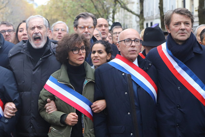 « Proximité des Invalides oblige, même les « grognards » de l’Empereur ont répondu présent aux côtés de Nabil REZZA, imam et théologien, l’ancien député de l’Yonne Guillaume LARRIVÉ (au centre de la photo), l’écologiste Yannick JADOT ou encore Michel BOUJENAH qui aurait bien apprécié un verre de chablis ! ».