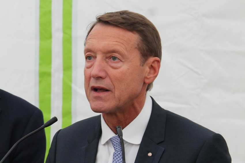 « Le maire LR de Migennes François BOUCHER endosse la vêture du « chevalier blanc » acquis à la cause des petits commerces de proximité face à la non-équité de traitement les opposant à la grande distribution durant la période de confinement. L’élu a produit un arrêté autorisant le maintien de l’ouverture des commerces non-alimentaires dans sa localité jusqu’à cette différence de traitement soit corrigée… ».