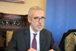 « Un premier bilan chiffré a été dévoilé vendredi en fin d’après-midi par le préfet de l’Yonne Henri PREVOST et la déléguée départementale de l’ARS Eve ROBERT. L’Yonne a enregistré 29 décès depuis le début de la pandémie de coronavirus en centres hospitaliers et en EHPAD. La vigilance reste de mise car l’accélération de la diffusion de l’infection persiste… ».