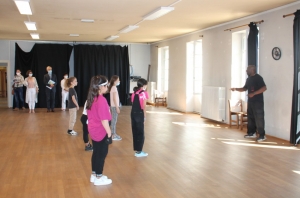 « L’univers des danses urbaines et du hip hop ne possède plus de secrets pour le préfet de l’Yonne Henri PREVOST qui, accompagné de Carole CRESSON-GIRAUD, première adjointe de la Ville d’Auxerre, s’est immergé dans un cours à destination de jeunes enfants durant les « Escales estivales » soutenues par l’Etat… ».