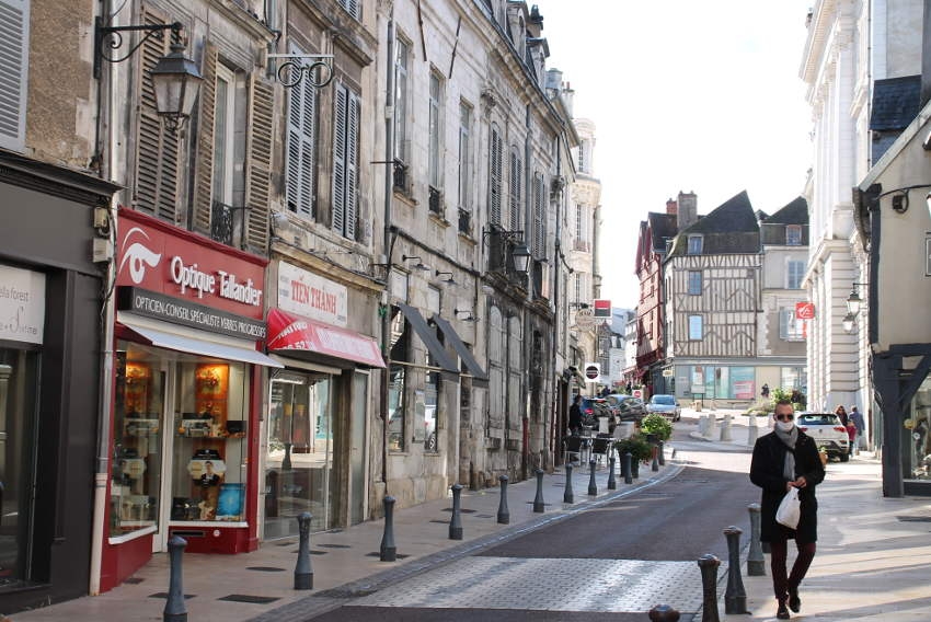 « Les nouvelles mesures décidées par le préfet de l’Yonne Henri PREVOST pour lutter contre les effets de la deuxième vague de la COVID-19 sont proportionnées à la réalité de la situation qu’il examine au jour le jour avec les services de l’Agence Régionale de Santé. Le port du masque est rendu obligatoire dans les rues principales des villes d’Auxerre et de Sens dès le lundi 05 octobre… ».