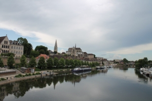 « La forte présence de la clientèle étrangère et le retour des touristes américains ne permettent pas d’enrayer la légère rétrogradation observée au niveau de la fréquentation hôtelière en Bourgogne Franche-Comté au second trimestre 2018…Quant à l’Yonne, et les richesses patrimoniales de sa capitale, Auxerre, elles attirent de plus en plus de touristes. Même ceux de l’Asie du Sud-Est… ».