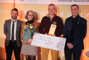 « Constructeurs de maison ossature bois depuis 1998, « Les Charpentiers du Morvan » restent sur une dynamique éco responsable pour créer de nouveaux produits. A l’instar de la mini maison dont deux spécimens ont été installés à Saulieu. Yvan PERRIN et son épouse, Christelle, ont été plébiscités lors des Prix Stars &amp; Métiers par Jean-Pierre RICHARD, président de la Chambre des Métiers et de l’Artisanat… ».