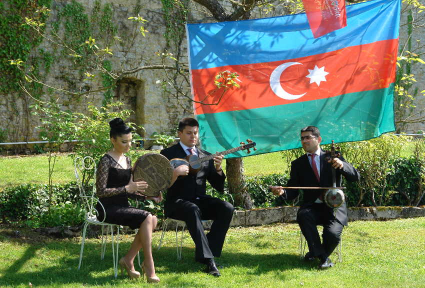 « Cela ne nous rajeunit pas ! L’Azerbaïdjan avait la cote avec le département de l’Yonne en 2012 lors de retrouvailles culturelles prometteuses. A Auxerre, le politologue Pascal PERRINEAU n’a pas été tendre avec Emmanuel MACRON… ».