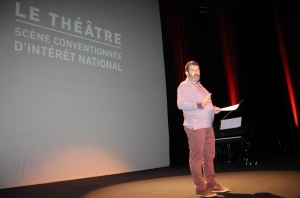 « La vision professionnelle de Pierre KECHKEGUIAN s’arrête à la date du 07 janvier. Sans certitude aucune sur l’avenir du théâtre d’Auxerre qu’il dirige depuis tant d’années aujourd’hui fermé. Seul le recours déposé au Conseil d’Etat pour infléchir la décision gouvernementale sur les fermetures pourrait encore lui redonner un réel espoir de sauver la saison… ».