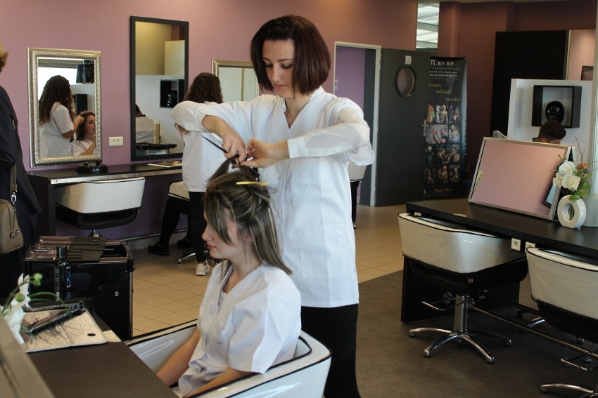 « Le CIFA de l’Yonne poursuit sa démarche de plus-value technologique et performante apportée au service de ses apprentis. Le salon de coiffure sera doté de miroirs interactifs à vocation numérique tandis que le CLIC STORE, l’univers de formation puisant ses sources dans le virtuel, gagnera encore en qualité et en interactivité grâce aux propositions innovantes du concepteur du projet, la société IDXPROD… ».