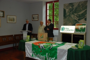 « Instants riches en émotion pour les signataires de l’officialisation de la charte d’appartenance au label des « Stations Vertes » : le maire de Druyes les Belles Fontaines, Jean-Michel RIGAUD, accueille Gérard DELORME, administrateur représentant le directeur du label, Philippe BERNEZ, excusé, et Bernard DESSERTENNE, vice-président du label et président de la commission contrôle et labellisation… ».