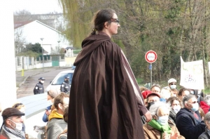 « Du nouveau à l’horizon ? A l’initiative du collectif « Rebranchons la Culture », artistes, intermittents et public ont fait part de leurs protestations véhémentes contre la poursuite des fermetures des lieux et sites artistiques. Les témoignages affluent : ils traduisent la paupérisation d’une large frange de cette catégorie professionnelle réduite aujourd’hui au bon vouloir gouvernemental… ».