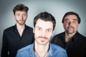 « TRIODARTS a pour objet de promouvoir et de développer les activités artistiques et culturelles dans l’Yonne. Selon tous les modes d’expression. Sa composante maîtresse, Nadia FENNIRI, invite le public à un nouveau rendez-vous original, placé sous le signe du jazz manouche avec le groupe Adrien MARCO TRIO et de la restauration régionale, ce 23 août au camping de Châtel-Censoir… ».