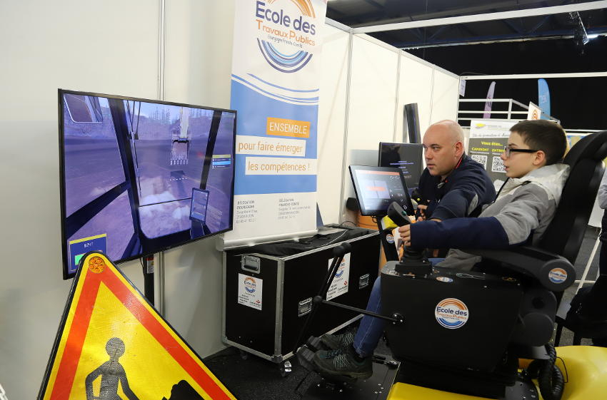 « Il y avait foule lors de la première journée du Salon de l’étudiant, consacrée aux collégiens et lycéens, venus des quatre coins du département, accueillie à AUXERREXPO. Les visiteurs ont pu y découvrir un simulateur de conduite d’engin de chantier qui a peut-être fait naître certaines vocations….
