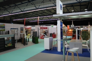 « Le spécialiste de l’événementiel immobilier France EXPO a une nouvelle fois réussi son pari avec l’organisation de cette édition 2018 du Salon de l’habitat à Auxerrexpo. Sensibilisant quatre-vingts professionnels de la filière à profiter de ce lieu commercial pour y dévoiler leurs nouveautés et y souscrire des contrats. Ce fut un évènement amplement maîtrisé par l’entreprise héraultaise, organisatrice de très nombreux rendez-vous à travers la France depuis maintenant deux décennies… Une vue d&#039;ensemble prise avant l&#039;ouverture des portes...».