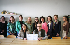 « Une enveloppe de 3 000 euros a été versée par la Fondation GRDF à l’association AMIDON 89 dans le cadre d’un partenariat placé sous le sceau de la RSE et du développement économique et social. Leslie ARNOULT (GRDF) et Guy PARIS (AMIDON 89) ont le sourire : une nouvelle brodeuse sera en partie financée grâce à ce geste ô combien symbolique… ».