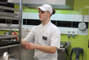 « Le jeune auxerrois Kilian NAUDIN est l’un des deux défenseurs des couleurs de la Bourgogne Franche-Comté sur ce quarantième concours « Un des Meilleurs Apprentis de France » 2025. Le jeune homme a commencé son épreuve tôt ce matin. Le thème de la pièce artistique est consacré aux monuments. Une vingtaine de jeunes gens, fleuron de la filière boulangerie hexagonale va s’affronter durant cette épreuve accueillie pour la première fois dans l’Yonne… ».