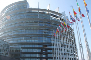 « Trop d’Europe tue l’Europe ?! Alors que la Commission économique envisage de renégocier bon nombre de traités actuels et que ressurgit les affres de la guerre aux portes de l’Union, il est grand temps de se poser les bonnes questions de la gouvernance européenne… ».