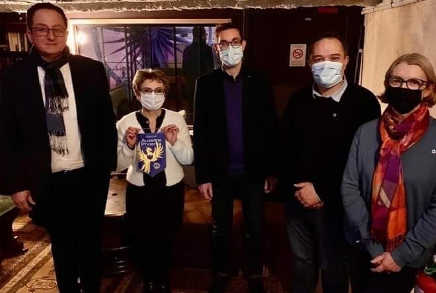 « La nouvelle recrue, experte du mécanisme altruiste des clubs service et de leur philosophie, Catherine BRANCHEREAU (au centre), vient d’enrichir depuis peu les rangs d’Auxerre Phoenix, l’un des deux Lions, officiant dans la capitale de l’Yonne… ».