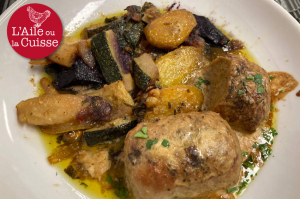 « Elle nage parmi les courgettes et les carottes, voire dans le bonheur, la succulente paupiette de veau cuisinée « Chez Pierrot et Martine » ! Une étape agréable proposée par un établissement familial à découvrir du côté de Bussy-en-Othe pour épicuriens et amateurs de bonne chère… ».