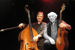 « Accompagné du fidèle contrebassiste Jean-Marie POT, le troubadour poète de l’Yonne Gérard-André enchantera son public lors de deux soirées hommage à Georges BRASSENS sur la péniche de « La Scène des Quais »… ».
