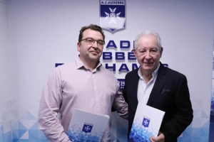 « Le logo de SERVISTORES, spécialiste du volet roulant et du store, s’affichera sur la face avant du maillot des joueurs de l’équipe professionnelle de l’AJ Auxerre dès la reprise de la saison 2019/2020. Ce renforcement de communication s’inscrit dans une volonté d’accroître la visibilité pour cette structure régionale qui veut profiter de cette opportunité pour doper son marché au niveau de l’Hexagone. Il est à l’origine d’une signature de convention entre Fabrice TROUVE (directeur général de SERVISTORES) et du président Francis GRAILLE. Quant à la société LOUAULT, elle reste un partenaire indéfectible du club sportif bourguignon… ».