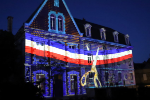 « L’inauguration de la vision moderniste de la Place du Maréchal Leclerc a donné lieu à une mise en lumière du plus bel effet et haute en couleurs vendredi soir à Auxerre à l’initiative de la Ville et de la Communauté de l’Auxerrois. Des projections retraçant plus de deux mille ans d’histoire de ce quartier ont illuminé les façades environnantes de ce lieu… ».