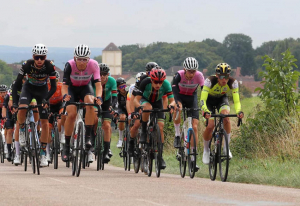 « C’est le rendez-vous le plus attendu de la saison pour les férus de cyclisme dans l’Yonne : la Classique Puisaye Forterre Souvenir Philippe GERBAULT partira de Saint-Fargeau ce dimanche à 12H35. Avant de livrer son verdict définitif dans cette édition 2023 de la Coupe de France N2 en fin d’après-midi à Toucy… ».