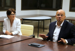 « La rentrée du MoDem 89 s’est effectuée en présence du député européen Christophe GRUDLER à Auxerre. L’occasion d’analyser le contexte politique actuel, tant au niveau hexagonal que local. Un seul mot d’ordre pour le MoDem 89 pour l’échéance de mars 2026 : veiller au bien vivre ensemble dans la ville… ».