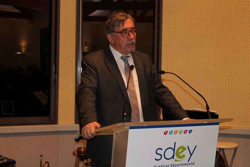 « Le Syndicat départemental d’énergies de l’Yonne continuera en 2018 à travailler à l’essor de ce territoire. Concevoir, réaliser et expliquer constituent le credo de cet organisme qui a vu sur la période 2015/2017 le montant des commandes de travaux évolué de 10,3 millions d’euros à 14,6 millions d’euros. Un satisfecit pour le président Jean-Noël LOURY et l’ensemble de ses équipes… ».