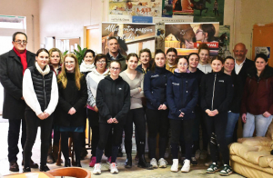 « Le CFA La Brosse et le centre équestre de Villefargeau ont accueilli les neuf candidates du concours « Un des Meilleurs Apprentis de France » catégorie palefrenier-soigneur. Métier plutôt méconnu, la filière se popularise à l’heure actuelle grâce à ses nombreux débouchés dans la filière équestre de l’Ile-de-France et dans l’Yonne… ».